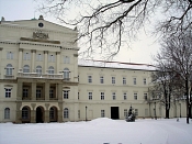 A zirci Cisztercita Apátság épülete, amelynek első emeletén találhatók a Magyar Természettudományi Múzeum Bakonyi Természettudományi Múzeumának kiállításai.