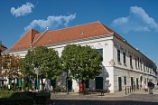 A Hetedhét Játékmúzeumnak otthont adó Hiemer-ház a Városház tét felől