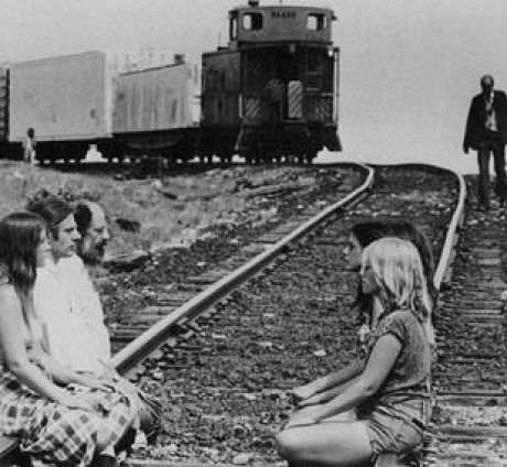 Allen Ginsberg, Peter Orlovsky és barátai a asúti síneken meditálnak a Rockwell Corporation plutónium bombagyárának közelében, Colorado államban. a Plutónium oda befejezésének napján, 1978. július 14-én.