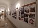 A kiállítás folyosója, Füstös Fruzsina tablóival (fotó: Emőkey Balázs)
